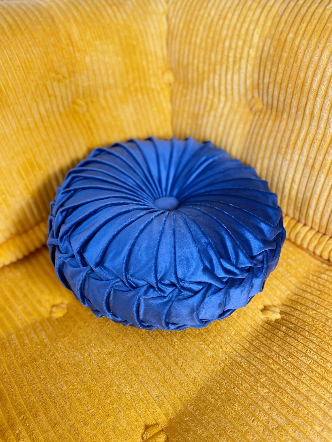 Round pleated pillows