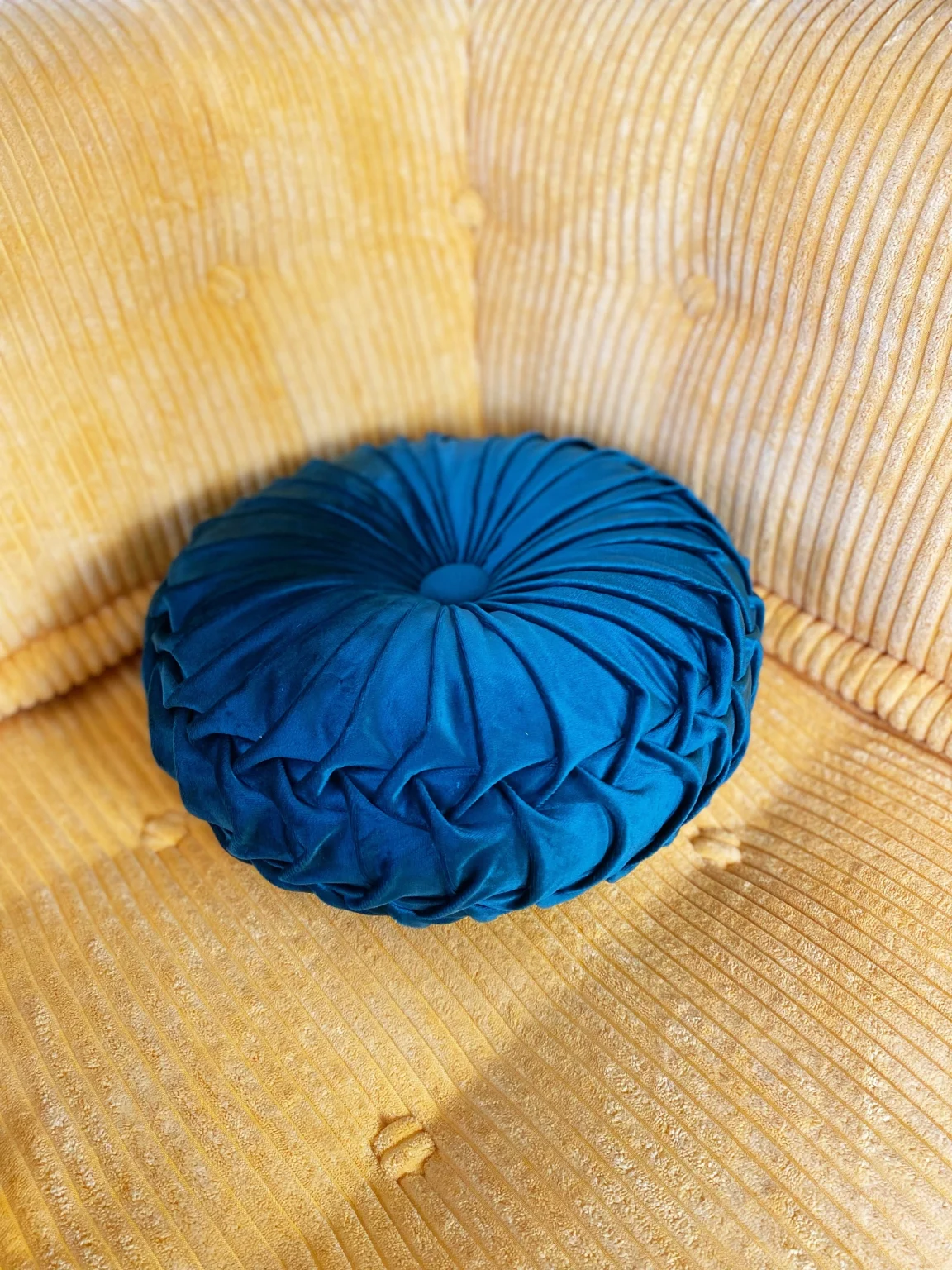Round pleated pillows
