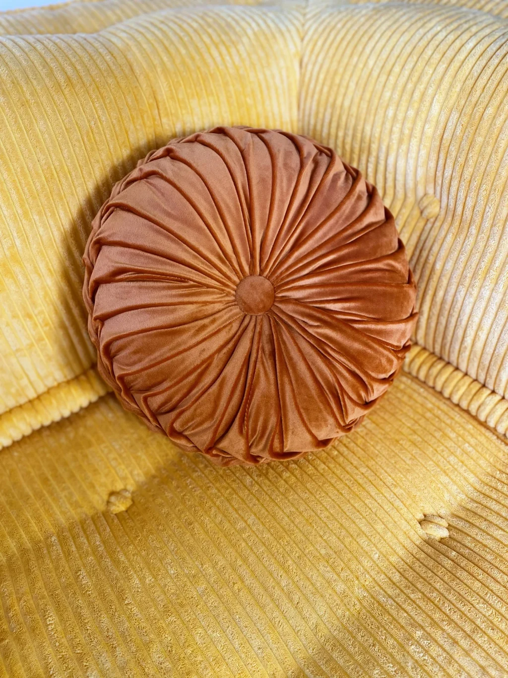 Round pleated pillow : Orange color