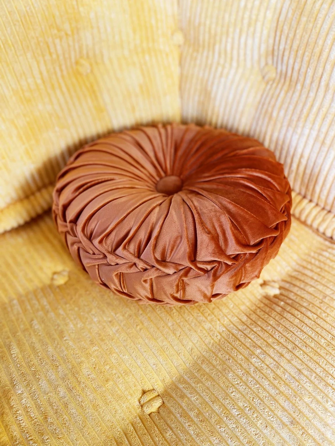 Round pleated pillows