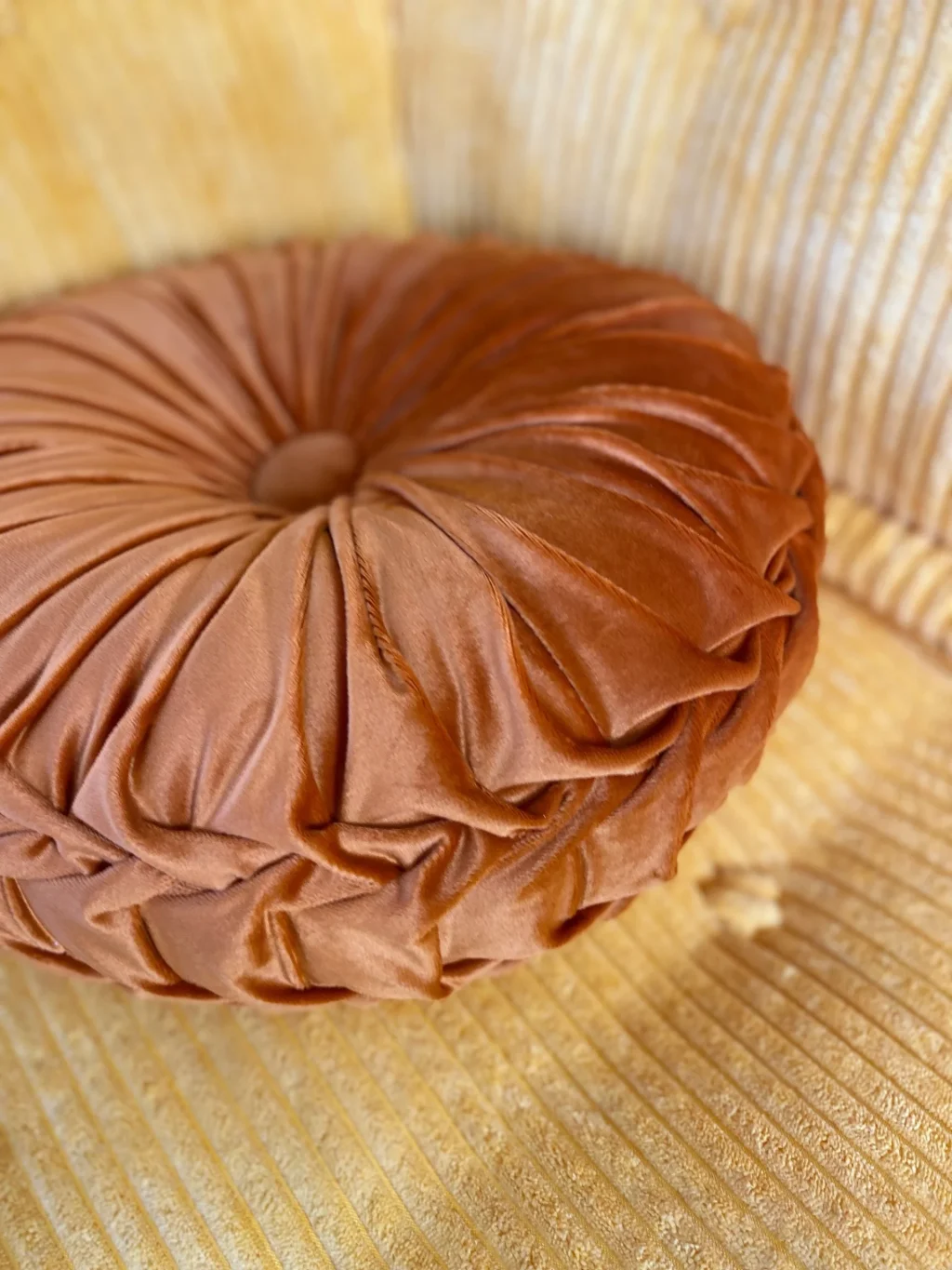 Round pleated pillow : Orange color