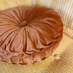 Round pleated pillow : Orange color