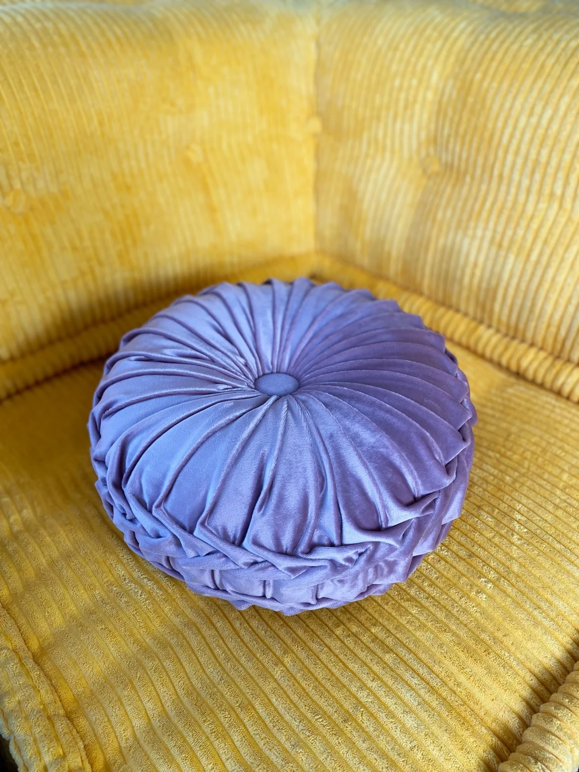 Round pleated pillows