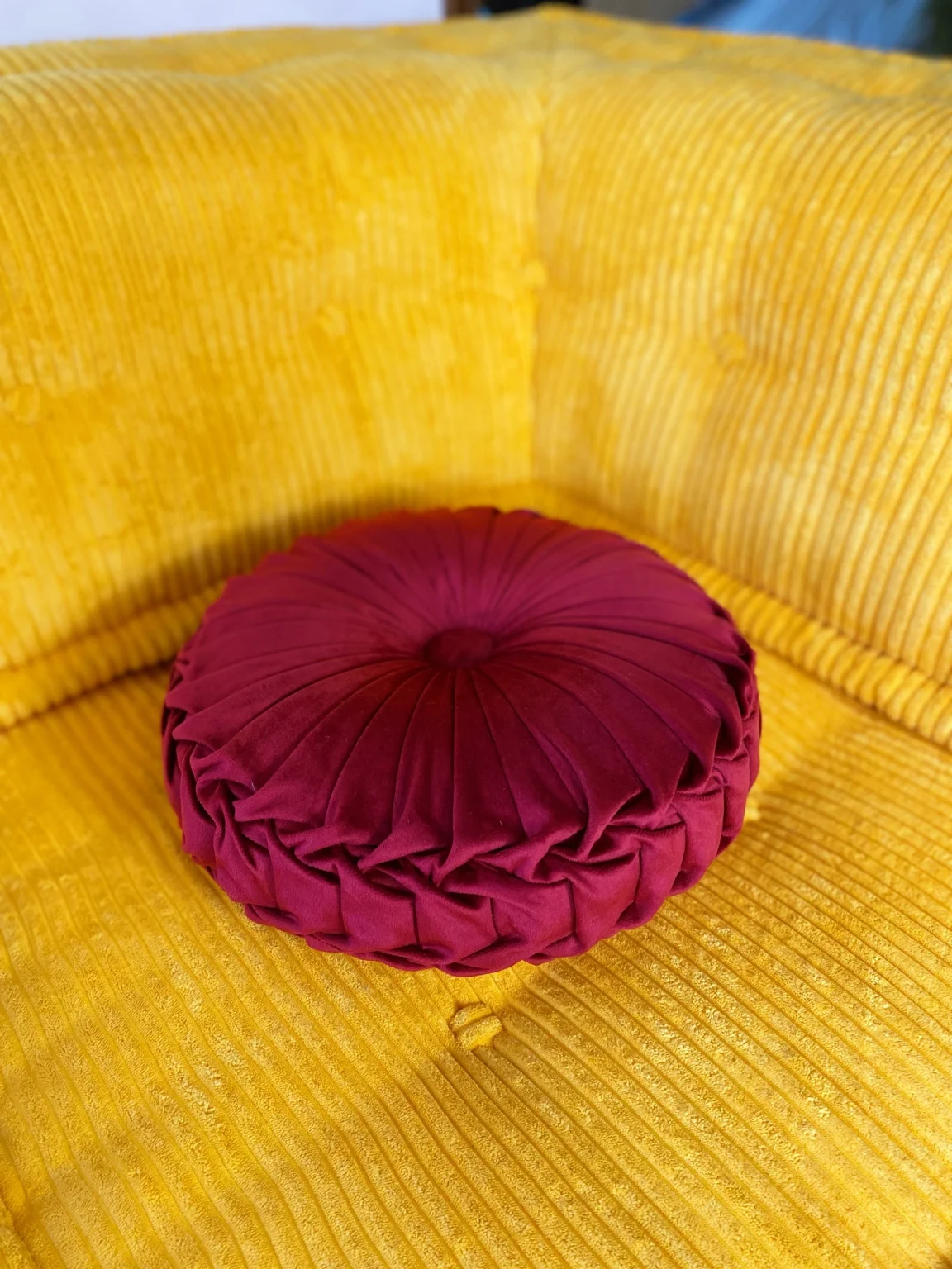 Round pleated pillows