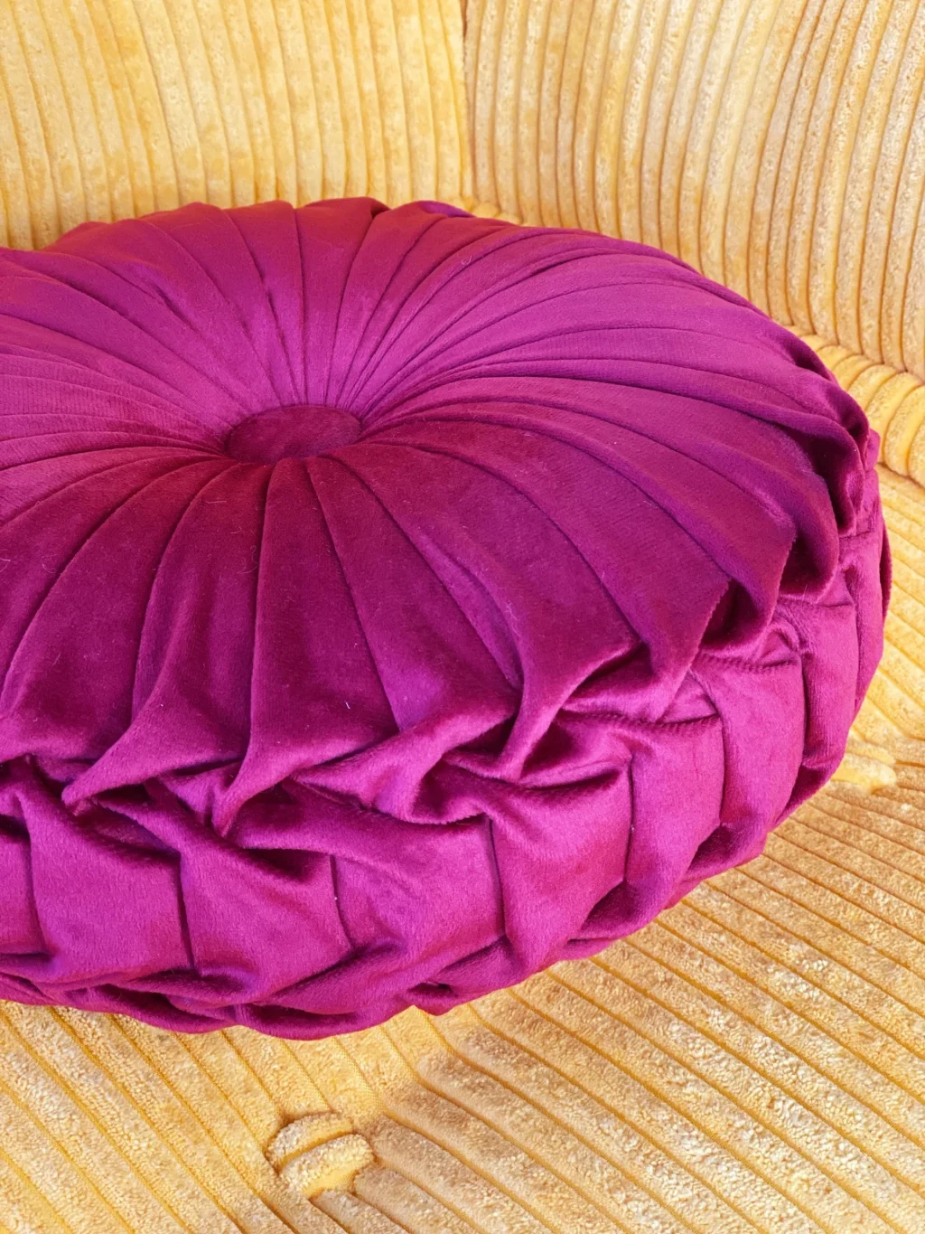Round pleated pillow : Wine color
