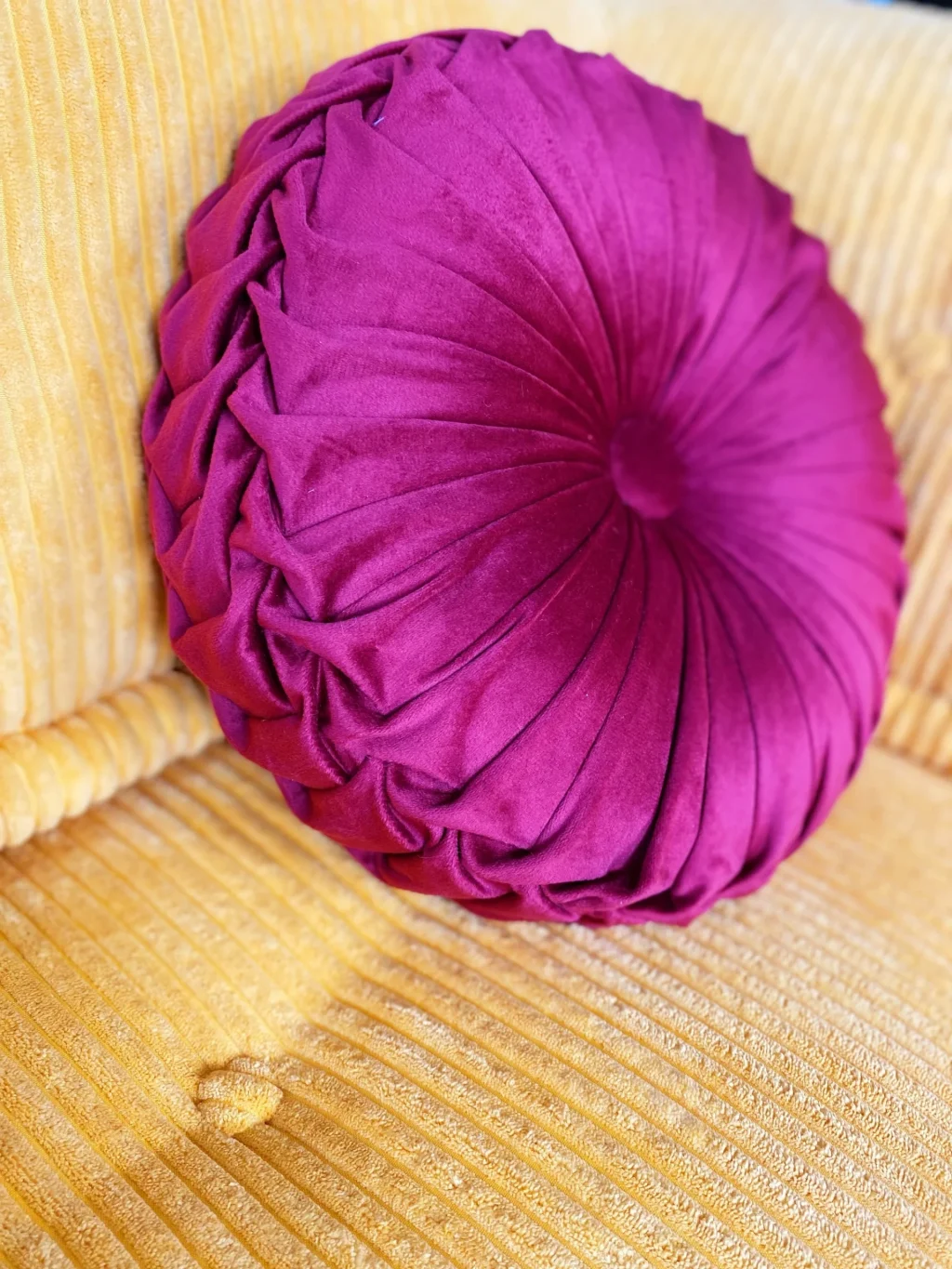 Round pleated pillow : Wine color