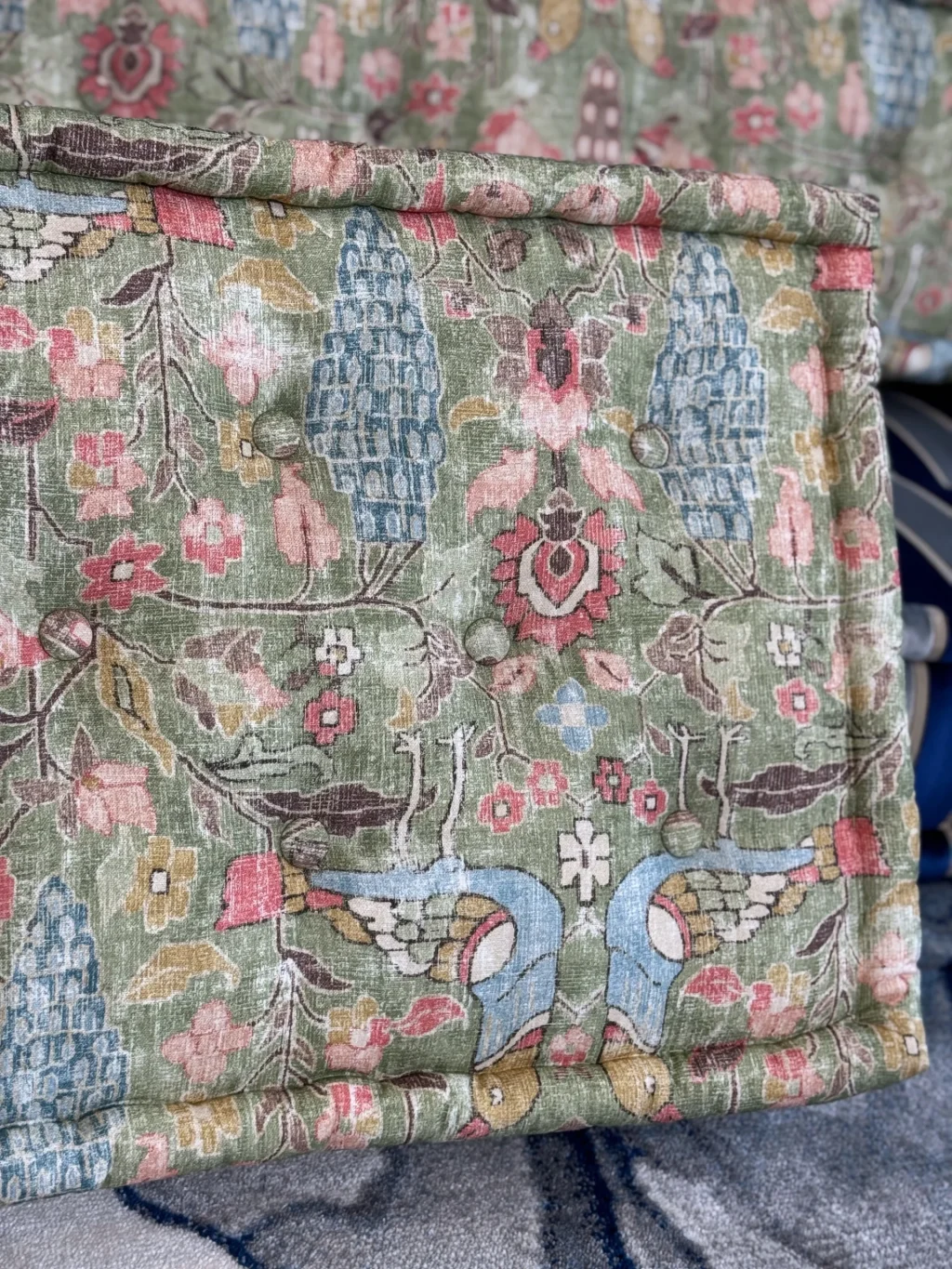 Custom Cushion : Diamond Tufting (COM material)