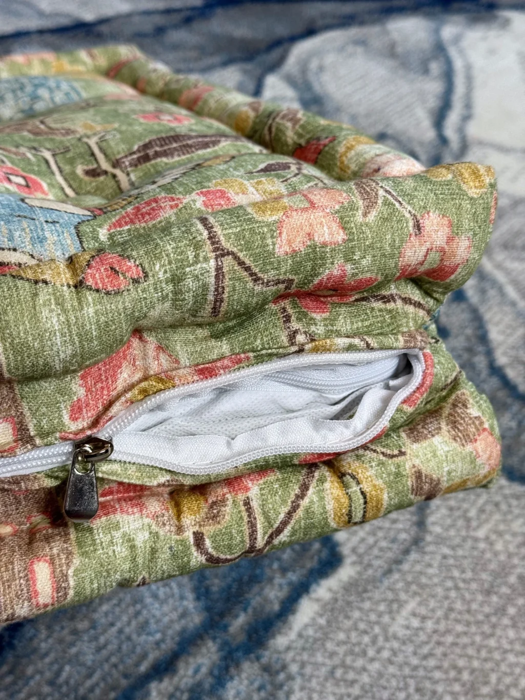 Custom Cushion : Diamond Tufting (COM material)