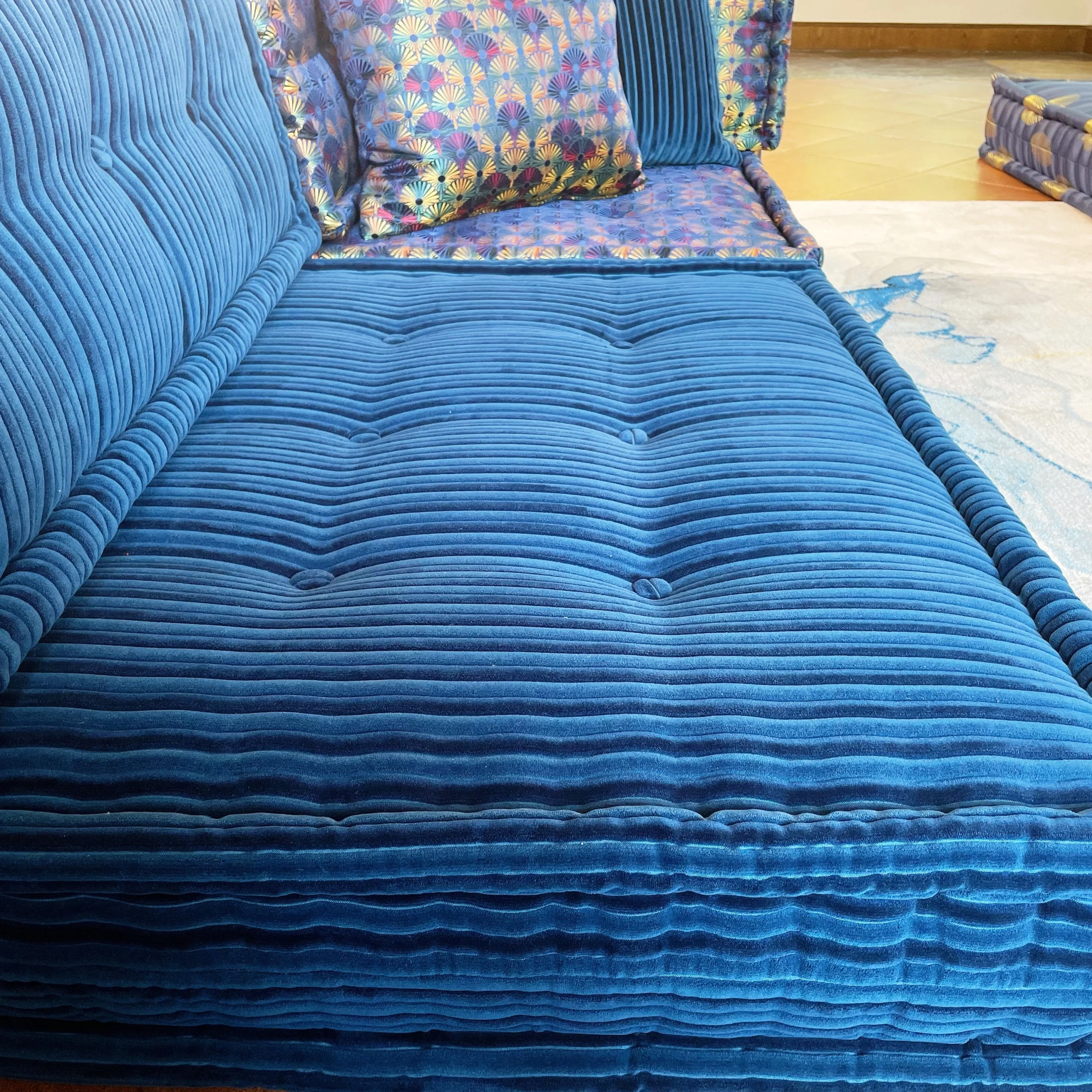 Mah Jong Sofa: Simon