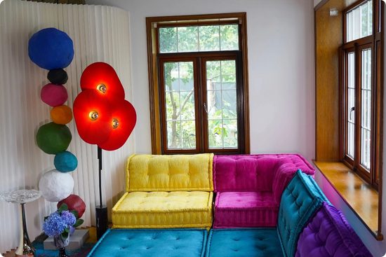 red-lamp-living-room