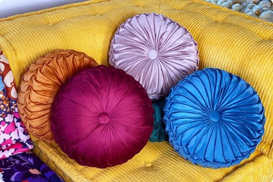 round-cushions-sofa-decor